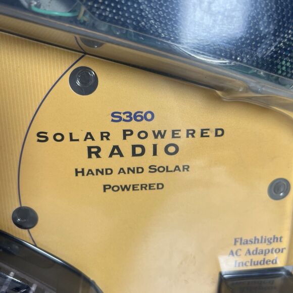 Self Powered Energy Wind Up S360 Radio & 2020 Flashlight By Freeplay NEW - Picture 3 of 8